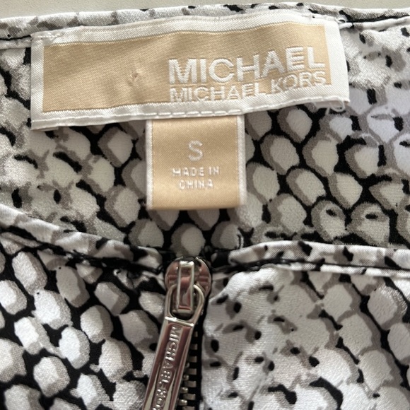 Michael Kors  NWOT   Abstract print blouse scoopneck      Sleeveless      Size S - Picture 13 of 13